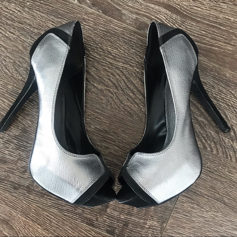 💥4/$25💥Beautiful Metallic Silver and Black Heels